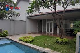 Yes, white house (the white house) is a compound noun; Compound House House For Rent Jakarta