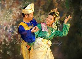 Pengaruh islam ke atas tarian tradisional malaysia boleh dilihat dengan ketara dalam tarian zapin, sebuah tarian yang terkenal di negeri johor. Tarian Tradisional Melayu Cultural Dance Dance Art Culture