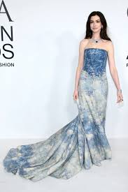 anne hathaway 2023 cfda awards red