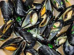 steamed mussels in white wine broth