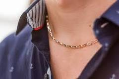 What does it mean when a guy wears a gold chain?