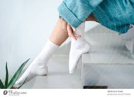 Frau in weißen Socken zu Hause - ein lizenzfreies Stock Foto von Photocase