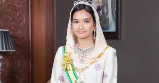 Ramai yang terkejut dengan keputusan perdana menteri malaysia ke 8 yang telah memilih golongan korporat untuk menyertai nama anak perempuan : Warisi Kecantikan Bonda Yam Tengku Puteri Daulath Terengganu Sambut Hari Keputeraan Ke 18 Nona