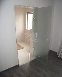 Моделът стъклена врата е за тези, които са отделили специално душ пространство в банята и просто с инсталацията на такъв тип прозрачна преграда завършват интериорната композиция в банята. Stklena Vrata Za Banya Mat