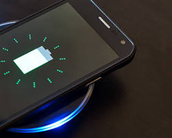 Obraz: Smartfon z funkcją ładowania indukcyjnego