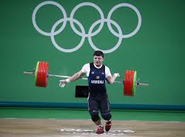 Davide ruiu alle olimpiadi di tokyo: Olimpiadi Incidente Shock Karapetyan Si Rompe Il Braccio Nel Sollevamento Pesi