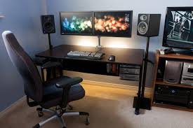 Why glass computer desks are the trend of this year? Pin By Chris James On The Rig Computer Desk Setup Minimalist Computer Desk Dual Monitor Desk