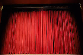 Dlaczego kurtyna i siedzenia w teatrze są czerwone? Oto odpowiedź