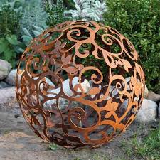 Zwei kreative rostige figuren als sternen gestaltet. Gartendeko Aus Rost Coole Beispiele Metall Gartenskulpturen Rost Deko Garten Garten Deko