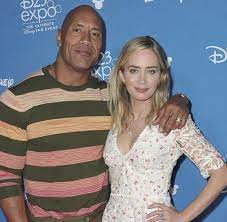 She began her career as a teenager on the british stage, appearing alongside judi dench in a west end production of the royal family in 2001. Dwayne Johnson Und Emily Blunt Planen Superhelden Film Welt