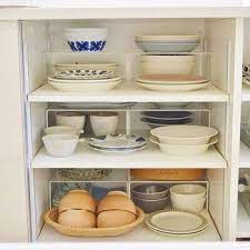 使いやすく 美しい空間に 取り入れやすい キッチン収納アイデア キナリノ 食器棚 収納 お皿 収納 食器棚 収納 100均