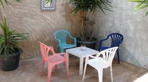 how to paint plastic garden chairs