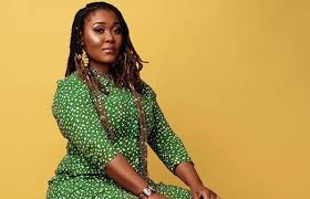 photo lady zamar shows off her makeup