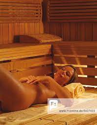 Nackt in der sauna jung