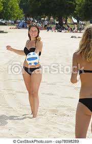 Avete visto il fisico delle ragazze del beach volley,sì? Two Women Playing Beach Volley Canstock