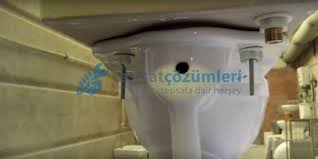 Bugün satılık, eğimli bir tuvalet veyayatay olarak da bunu yapmak için tuvalet istenilen yere monte edilir, böylece delikleri bir kalemle işaretlemek mümkündür. Rezervuar Ic Takimi Su Kaciriyor Tesisat Cozumleri