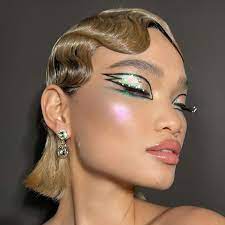 holographic makeup trend