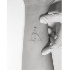 Harry potter⚡️✨ . . #tattoo #tattoos #tattooartist #smalltattoo #design  #linetattoo #tattooed #ink #art #ill… | Tauaggio piccolo, Tatuaggi,  Tatuaggi minimalisti