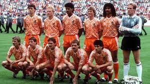 Tienduizenden nederlanders dragen dezer dagen het shirt (althans, een later gemaakte replica) waarin het nederlands elftal in 1988 europees . Terug Naar Ek 88 De Triomftocht Van Oranje In Vijf Hoofdstukken Nos