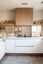 Como novedad, entre estos muebles de cocina destacan, junto al clásico color madera, los colores pastel, que proporcionan una nota. 10 Combinaciones De Muebles De Cocina Y Encimera Que Funcionan