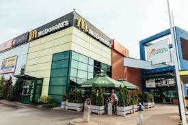 Jedlo z McDonald's doručia ku dverám zákazníkov už aj v Žiline | McDonald's  SK