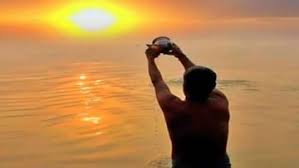 Lord Sun Remedies : જો ભગવાન સૂર્યની કૃપા ઈચ્છતા હોય તો તેમને જળ ચઢાવતી વખતે ન કરો આ ભૂલ - Gujarati News | Do not make these big mistakes in worshiping Lord