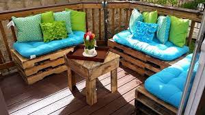 Маленький диван из паллетов, хорошо подойдет для балкона или прихожей, а диван обычных габаритов. 50 Idei Za Divani Ot Paleti 1kam1 Com