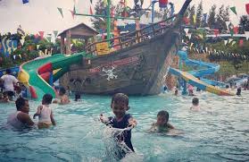 Long boat attraction is very memmorable. 50 Fasilitas Wisata Bahari Lamongan Tempat Liburan Seru Keluarga Yang Wajib Dikunjungi