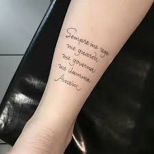Frases em inglês ou outros idiomas também são comuns e estão presentes em muitas tatuagens femininas no braço! Frases Pequenas Para Tatuar No Braco Novocom Top