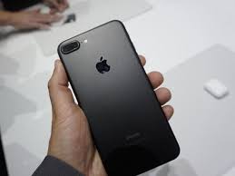 See this image left image is iphone 7 jet black, or right side mate black iphone 7 both the colour is too good but iphone 7 jet black colour variants only available in 128gb. Read This Before You Buy Iphone 7 Or 7 Plus Matte Black Model The Express Tribune