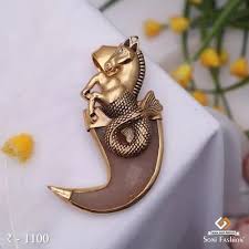 horse in artificial lion nail pendant