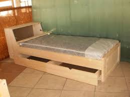 Леглото разполага с ракла и с пружинен механизъм за повдигане на еднолицев матрак с размери 120 см / 190 см. Leglo S Rakla Ot Cham Www Kustendil Mebeli Com