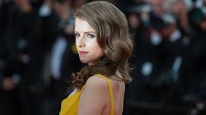 anna kendrick told to dress ier