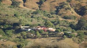 Dünyanın en çok aranan uyuşturucu çetesi lideri el chapo lakaplı joaquin guzman'ın hayatı anlattığı imdb'den. El Chapo Really Liked To Visit His Mom In The Mountains Locals Say