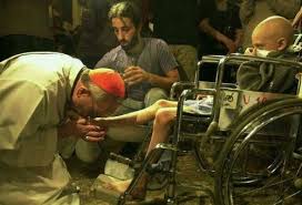 El papa lava los pies de 12 personas con discapacidad en el Jueves Santo