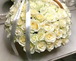 Изображение: Букет из белых роз в корзине