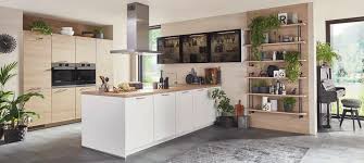 Durch glaselemente in den türen und arbeitsflächen aus holz wirkt die küche besonders warm und gemütlich. 2
