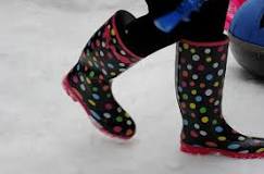 Is it OK to wear rain boots in winter?