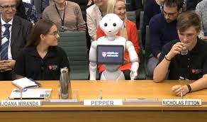 Un robot invité à parler d'intelligence artificielle devant des députés  britanniques | Moov