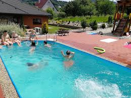 .nabízí kromě vnitřního a vnějšího 50m bazénu a dětského bazénu pro sportovní vyžití zejména plavců, aquabel, vodních pólistů, moderních pětibojařů a. Zs Sirotkova Kontakty