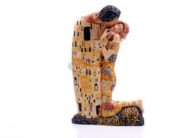 Pocałunek jest najpopularniejszym dziełem klimta i odwiedzają go corocznie goście w wiedeńskiej galerii austriackiej. Pocalunek Gustav Klimt Parastone Wysokosc 30 Cm Figurki Parastone Bellitudo