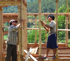 Contoh pintu tepas besi : Kembali Ke Alam Dengan Desain Rumah Bambu Alami