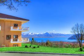 Πρωτεύουσα του ομώνυμου νομού, η καστοριά φέρεται να πήρε το όνομά της από τους κάστορες που ζούσαν στη λίμνη έως και τον 18ο αιώνα μ.χ. 3enodoxeio Enastron View Hotel Kastoria Diakopes Mas