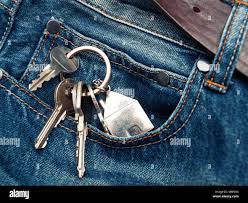 Llaves de casa en el bolsillo de los pantalones vaqueros Fotografía de  stock - Alamy