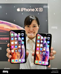 iPhone Xs, Apple, KDDI, au, September 21, 2018, Tokyo, Japan : A Model  poses for camera during a launch day for Apple New iPhone Xs and Xs Max at  the KDDI's au