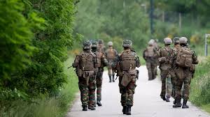 Po zuby ozbrojený voják běhá po Belgii. Policie našla jeho batoh s municí -  Seznam Zprávy