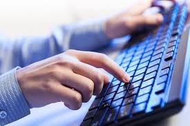 白色办公桌上在键盘上打字的男人的手图片素材-在键盘上打字的男人的手创意图片素材-jpg图片格式-mac天空素材下载