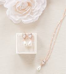 how to choose bridesmaid jewelry for