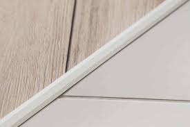 what s the cost of tile vs laminate in