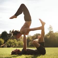 Dieser yoga coaching hat yoga übungen für zuhause, die für alle arten von yogi geeignet sind, vom anfänger bis zum fortgeschrittenen. Acro Yoga Perfektes Training Zu Zweit Brigitte De